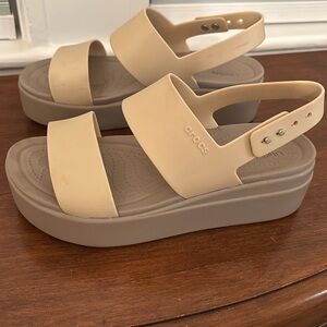 Crocs Brooklyn platform sandals